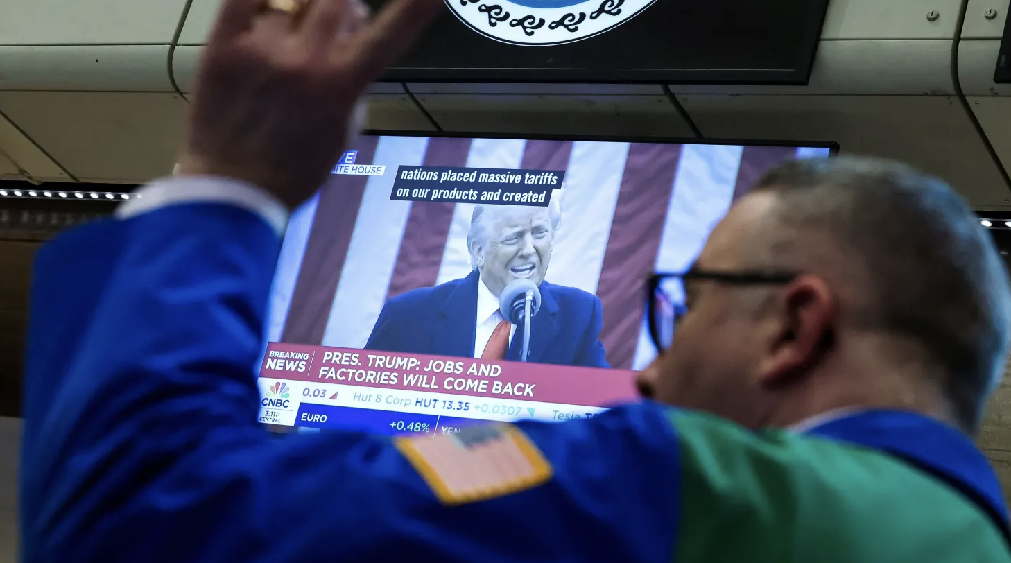 比最坏情况还糟！特朗普“税”杀四方！对所有国家进口商品征收10%关税！股市血崩！本地企业惨遭打击！